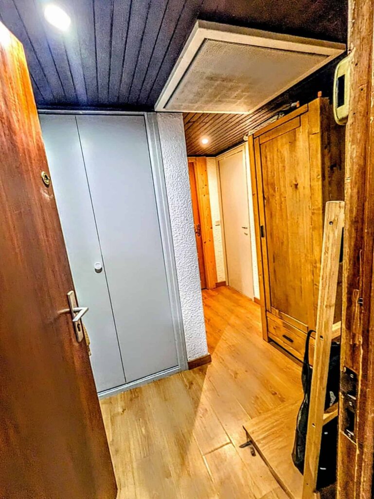 Entrée de l'appartement avec placards et parquet bois