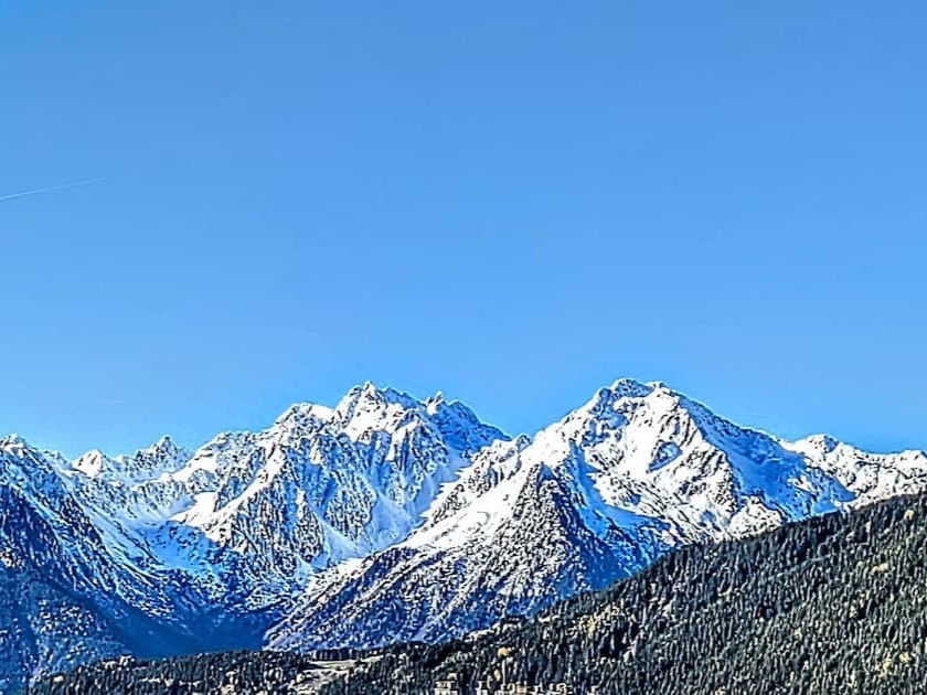 Vue sur les montagnes enneigées depuis le balcon de l'appartement La Lauzière à Saint-François-Longchamps