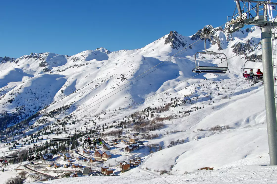 Télésiège et pistes enneigées à Saint-François-Longchamp