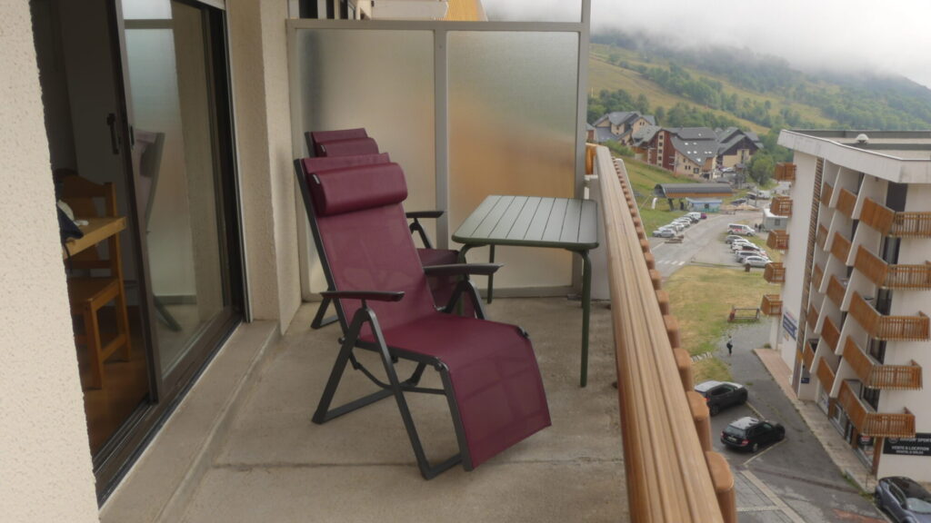 Balcon avec transats et table, vue sur la montagne
