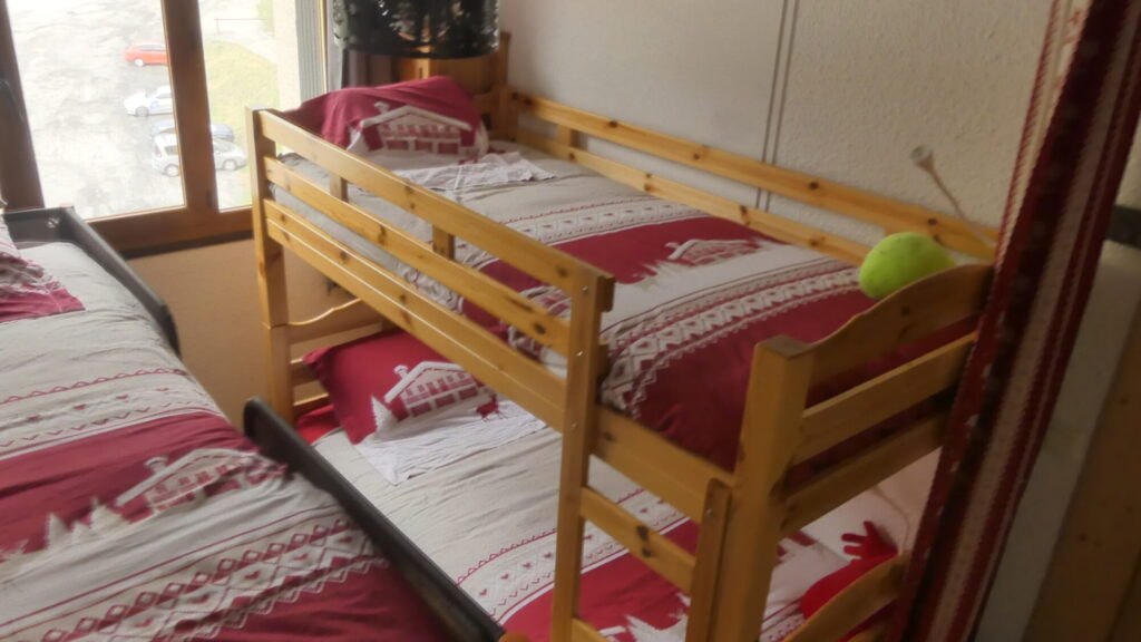 Chambre avec deux lits superposés et rangements