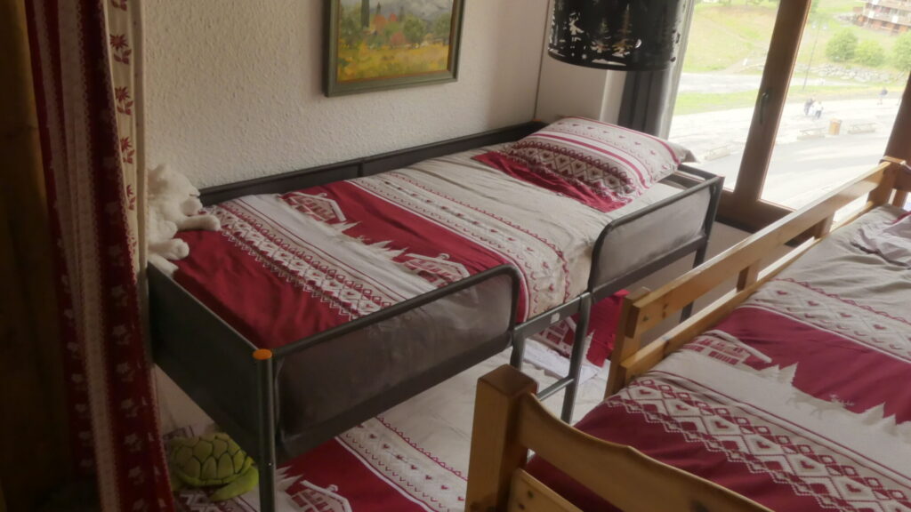 Chambre avec deux lits superposés et rangements et vue sur la station