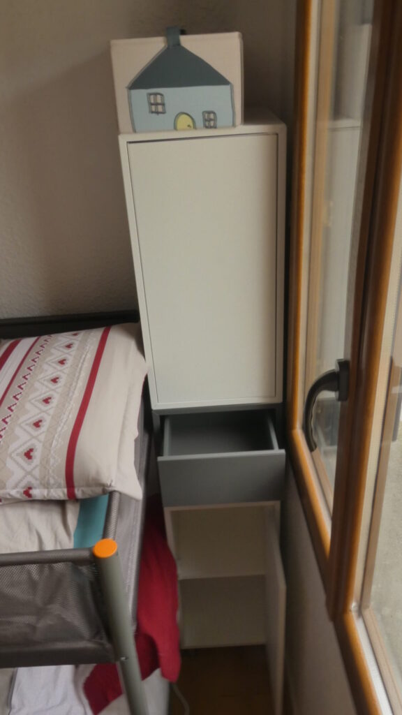 Rangements derrière un des lits superposés de la chambre