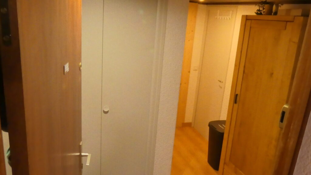 Entrée de l'appartement avec ses placards de rangement