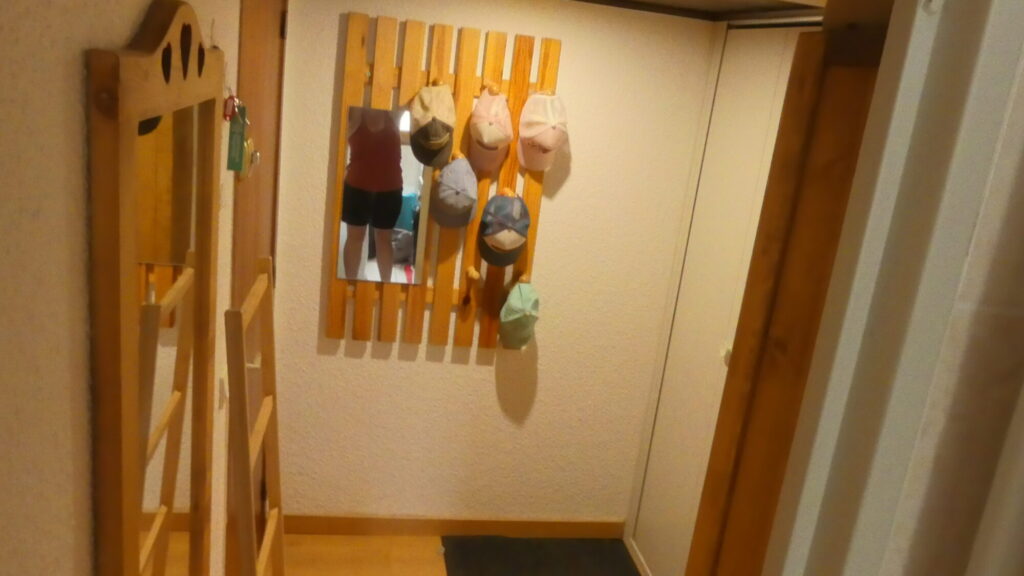 Entrée de l'appartement avec ses portes manteaux