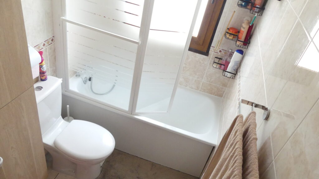 Salle de bain avec baignoire et toilettes