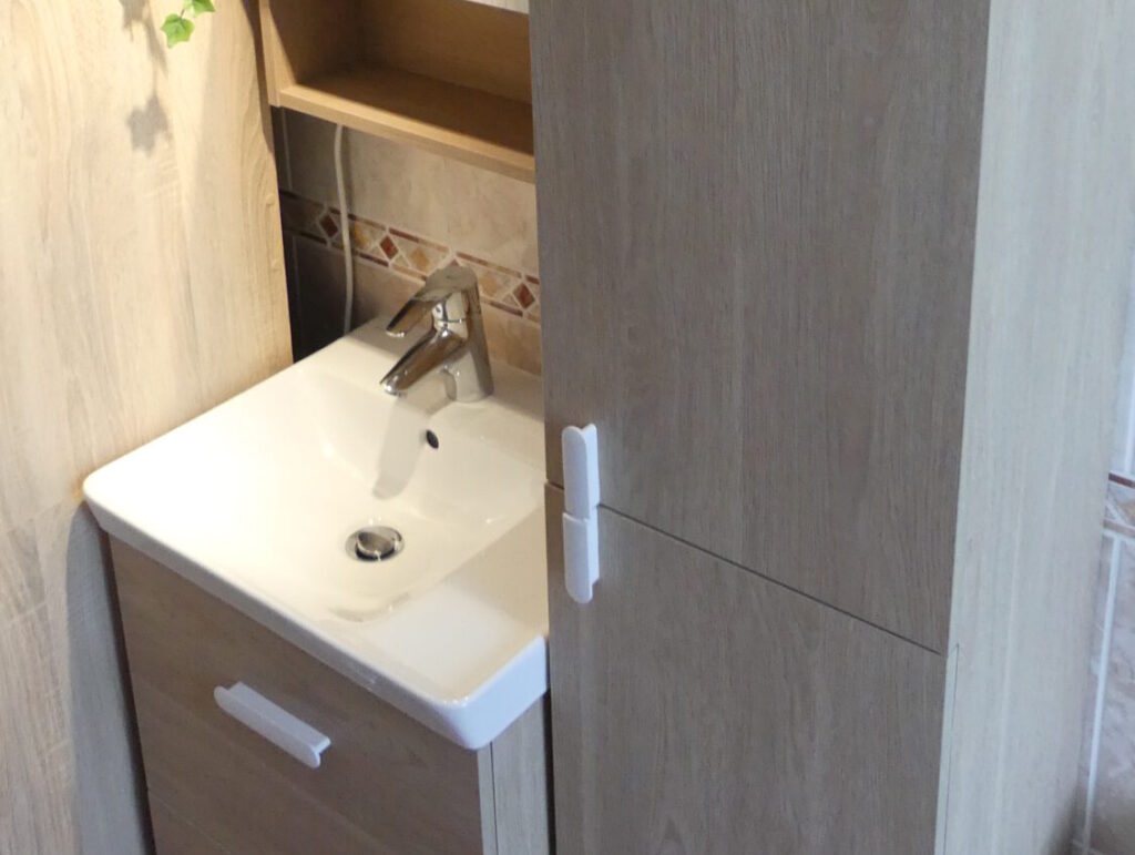 Salle de bain avec lavabo et rangements