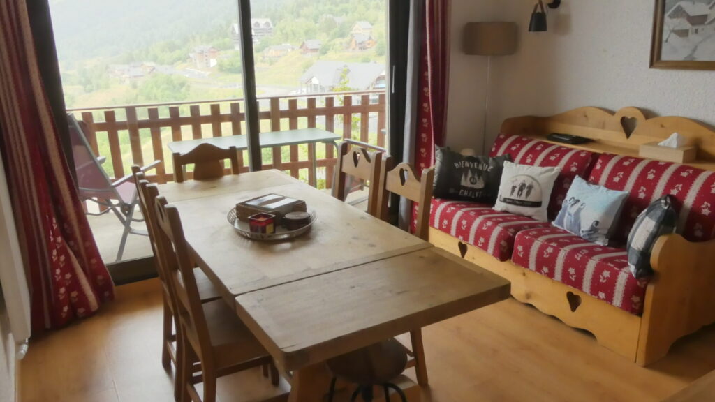 Séjour avec canapé, table à manger et télévision